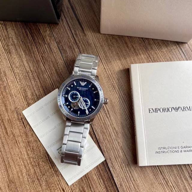 Armani ar60052 silver hollowed out diamond inlaid perspective automatic mechanical watch! Hollow perspective window, with texture pointers and sharp lines that leap into the hand! The blue dial paired with a 316 steel strap bracelet is grand and beau