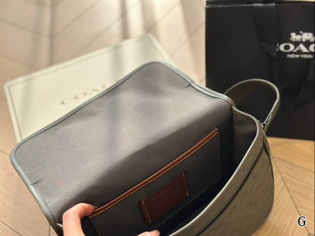 Folding box is great! Coach's new League men's bag is worth having! The Coach League bag is made of high-quality leather materials, such as cowhide, paired with fabric and signature jacquard fabric, which is made of organic cotton: