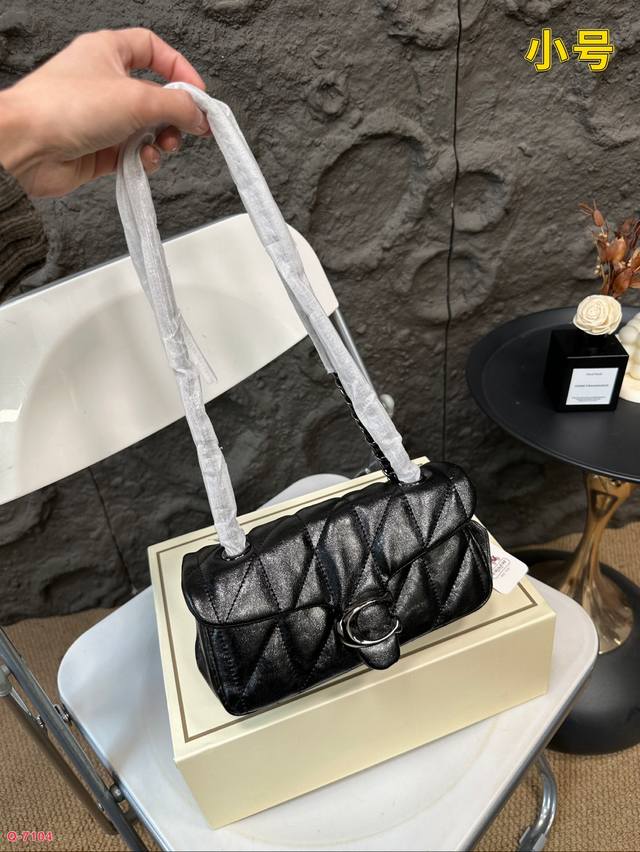 Paired with a folding box, Coach Wine God Wow, Coach's shining and charming second Tabby is definitely not unfamiliar and can be considered as Coach's main force. The little fairy will definitely not miss out on the fashionable and essential autumn a