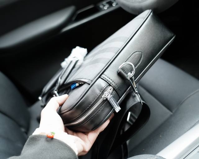 Burberry official website synchronizes high version handbag and crossbody backpack with timeless iconic products made of pure original single calf leather top hardware, non market ordinary version. This year's favorite styles of Burberry are all phot