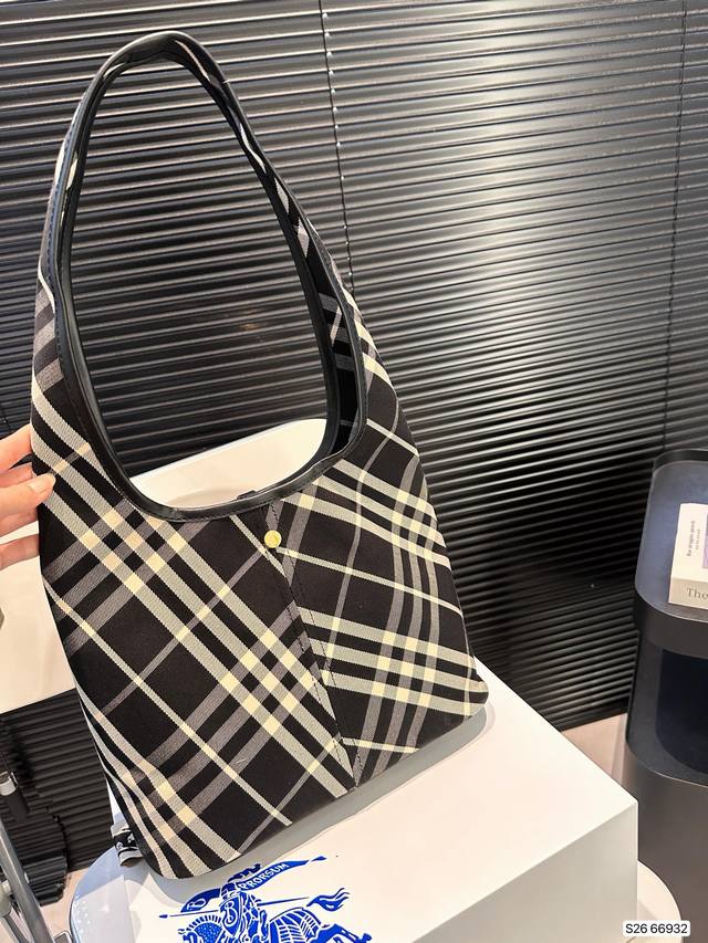 Paired with a folding box, the new Hobo from Burberry Burberry looks so great! It's completely covered in grass. The overall body is light and stylish, and there is a sub bag that can be disassembled. The size is just right for daily use, and the wid