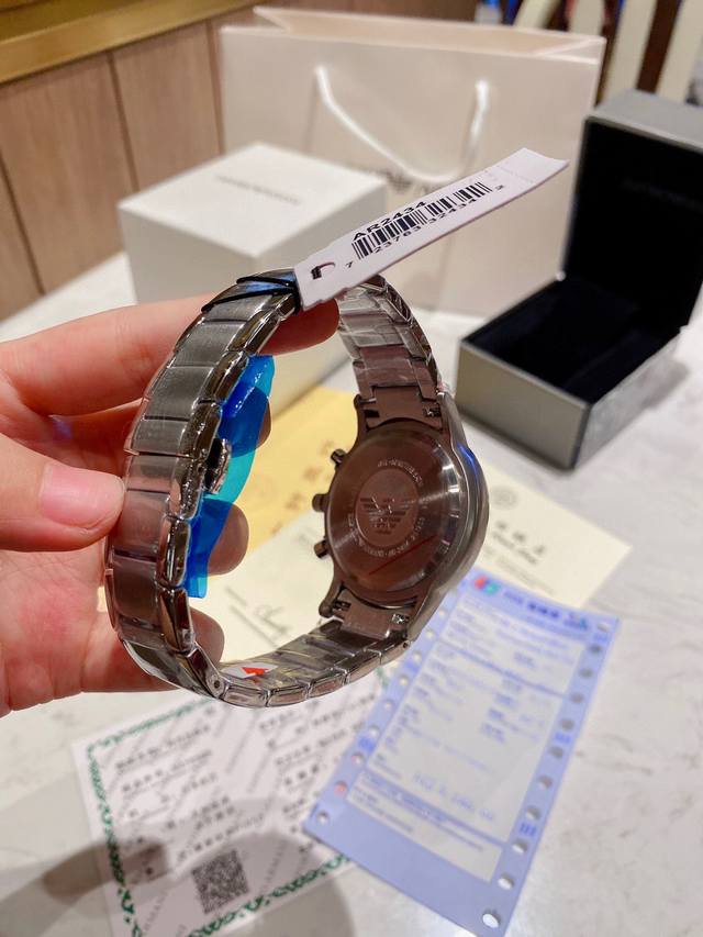 The true original Armani Renato series details can be seen in the high-quality and fashionable men's watch, the noble Iron Prince, with a deep and elegant black large dial and three eye multifunctional business quartz watch. The dial diameter is 43mm