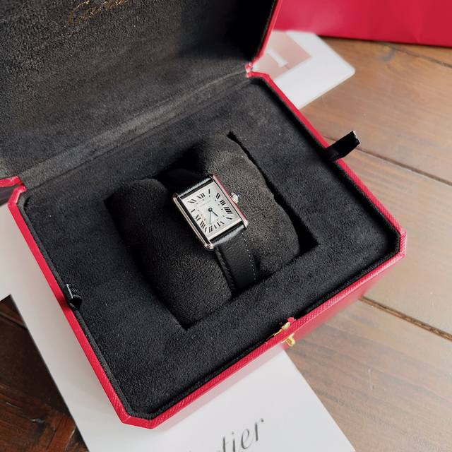 The Tankmust watch, newly launched by Cartier in the year. Among all the classic Cartier tank watches, if you want to have a watch to wear every day, I would definitely choose the tanksport watch, which was newly launched by Cartier in 2017. Among al