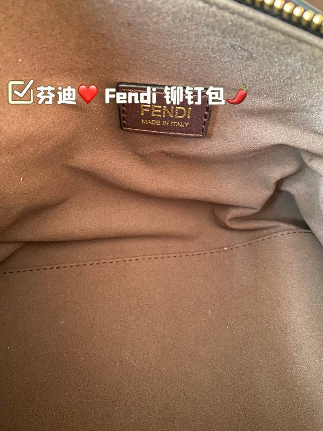 Fendi counter rivet style original mold customization portable shoulder bag, decorated with the latest f logo. Paired with the premium original logo, there is a large capacity space inside. Leisurely yet elegant, exquisite craftsmanship. Identify the