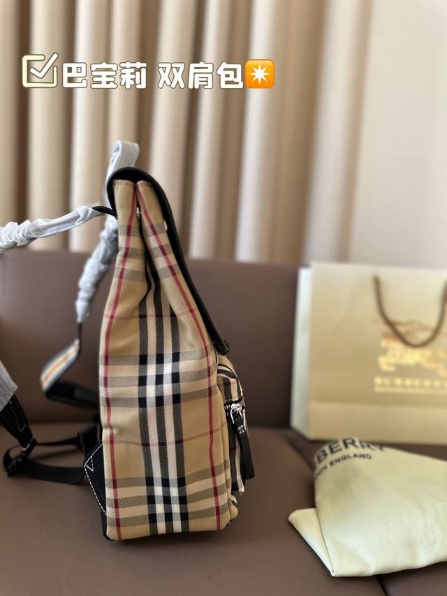 Burberry backpack classic fabric feels super nice, steady and generous! You won't choose the wrong one! Size 23 * 33