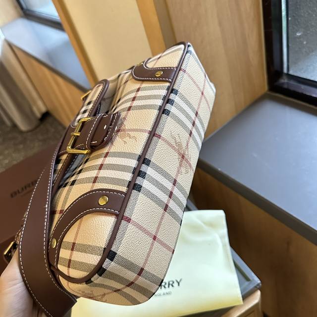 Folding gift box Burberry vintage warhorse leather armpit baguette bag Burberry cowhide armpit baguette bag is not only a classic of Fendi's vintage baguette bag, this one is also classic. The reason why people love baguettes so much is that