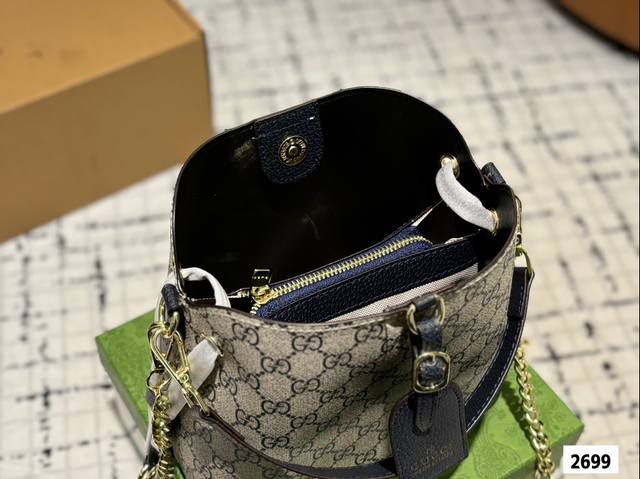 Gift box packaging Gucci Emblem series Tote new product launch, storage party big love big bag with compartments. The new emblem is launched, which is a relatively large tote with adjustable shoulder straps on both sides and a classic lining: