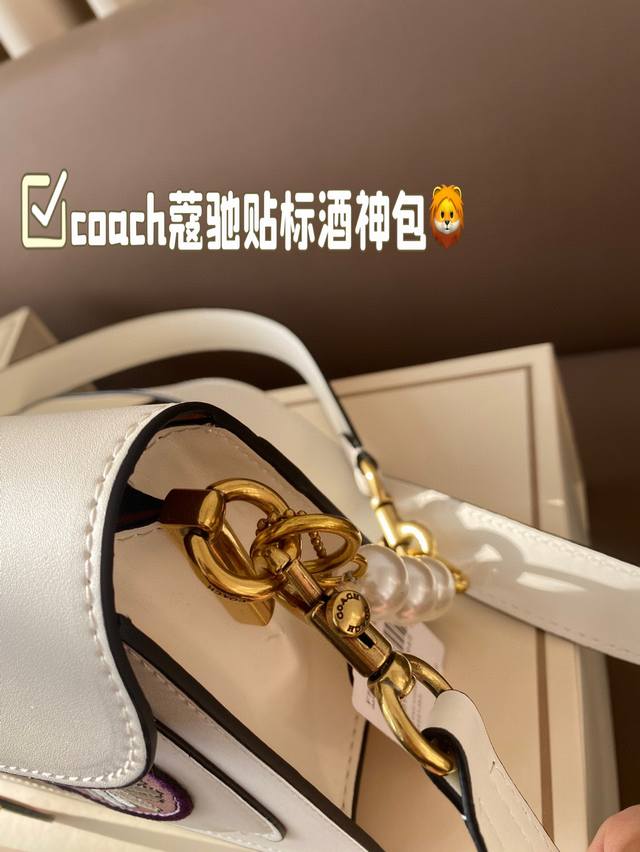 The color combination of Coach Coach Label Wine God Bag this time is simply a fairy color scheme! High in appearance and versatile, suitable for both handheld and crossbody use, this is the Coach Wine God! Cute and able to pretend! Handheld crossbody