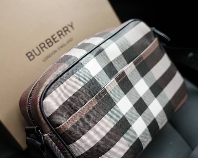 Burberry official website synchronizes high version crossbody single shoulder backpack with eternal and timeless iconic products. Pure original single cowhide top-notch hardware production, non market ordinary version. This year's favorite styles of
