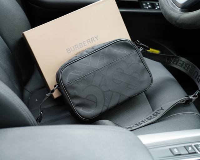 Burberry official website synchronizes the high version of the classic and timeless single shoulder crossbody backpack. The original fabric material has a delicate and deep waterproof and wear-resistant feel, which is not a common product in the mark
