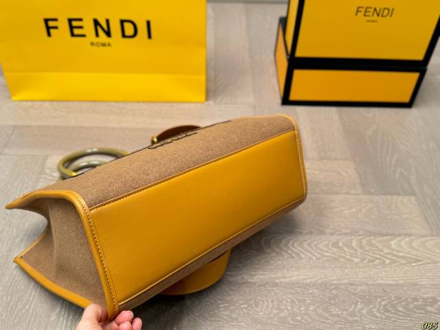 The large Fendi tote bag has excellent appearance and capacity, but it is both trendy and cool. It is a must-have for fashionable girls and suitable for daily commuting. The size of the large Fendi tote bag is 35 30: