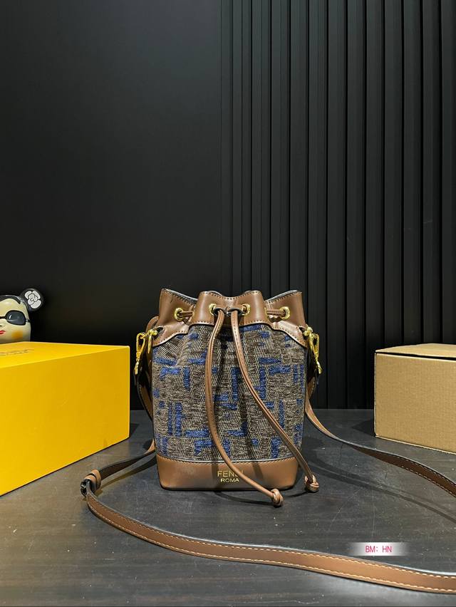 Paired with a folding gift box, Fendi Baguette's new product, the Chenille velvet bucket bag, is warm, delicate, elegant, and high-end. It is very versatile, durable, classic, and fashionable. Size: 14 * 22cm: