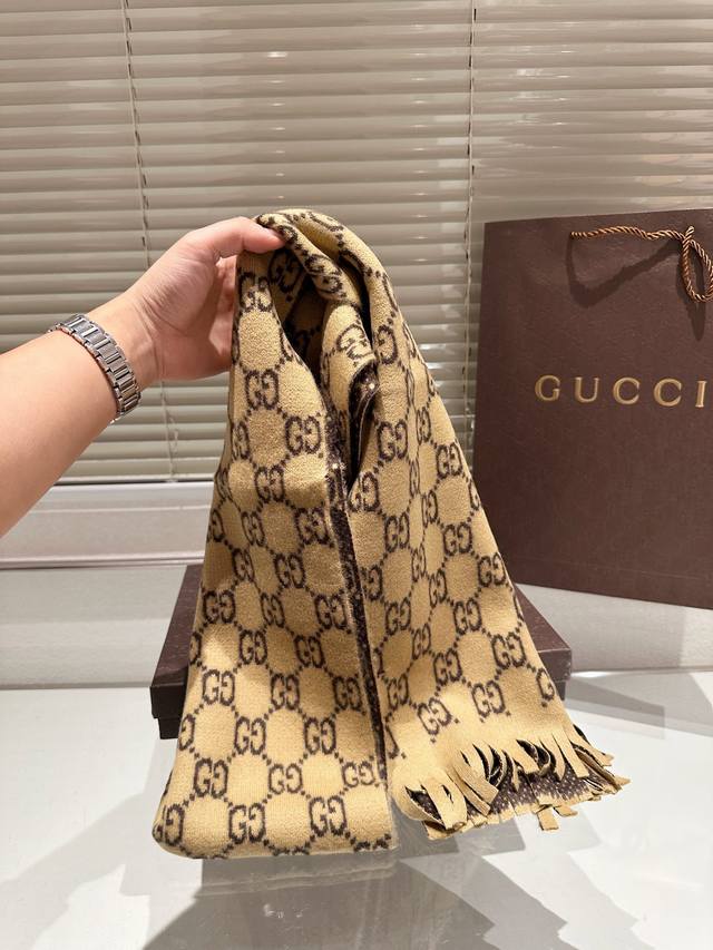 High end cashmere scarf gift box Guqi classic scarf made of real materials! This scarf is suitable for spring, autumn, and winter! It looks great as a shawl! Brighten skin tone! The upper body effect has a very strong aura, with a soft and textured f