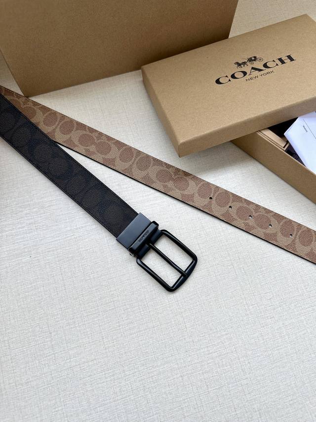 The 3.7cm wide COACH double-sided belt is made of black fabric with a classic logo buckle, and comes in two different appearances. Its fit can be personalized and can be cut with scissors. Trimmable double-sided: