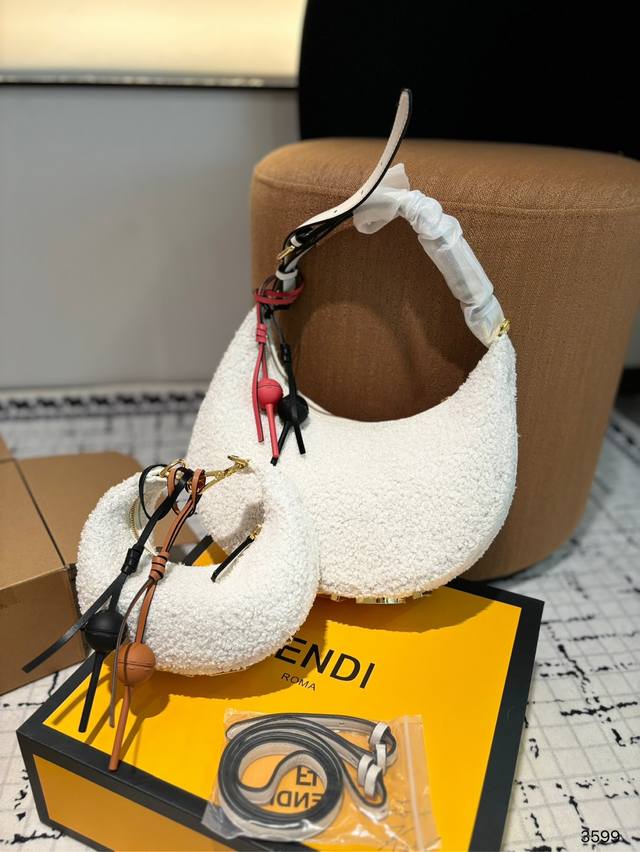 Large size 29.15.30 Small size 15.12.20 Fendi Origami tote bag is fashionable and easy to hold without looking old. It's great to match and has a high bonus for beautiful appearance and temperament. I love this composure so much: