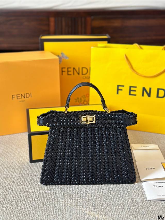 The limited edition peekaboo is so beautiful! It has different features on both sides, all made of cowhide weaving. The more you look at it, the more durable it becomes. It is elegant and playful, and can be easily switched. This iconic fashion item