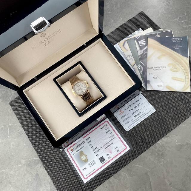 Patek Philippe's sporty and elegant Nautilus series classic, popular and highly sought after Nautilus true diamond women's model is here! The watch size is 35Mm and the dial is set with 56 Vs1.8 real diamonds. About one carat! Holding the GTC China a