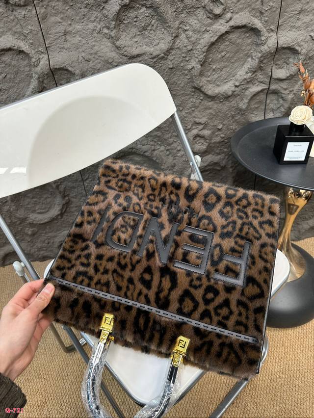 Fendi is just the latest cashmere tote bag for autumn and winter this year. The body of the bag is very lightweight, and the medium space is also sufficient. The appearance and texture are absolutely stunning!! Flannel is soft, elegant, and gentle. I