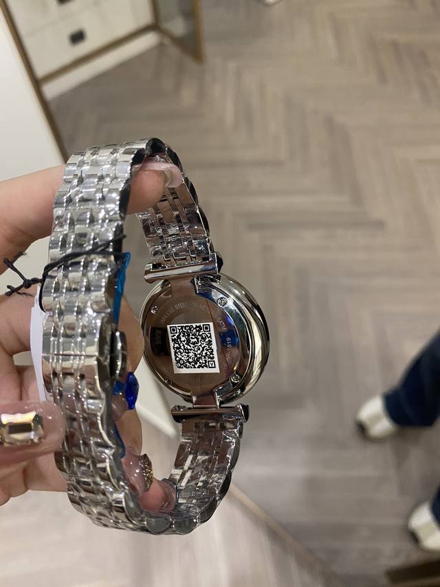 High quality Armani Starry Sky women's watch, I think girls all like this bling bling watch. Men's tickets, husbands should buy one for their girlfriends! Long out of stock. Pictures cannot capture the beauty of real objects, but real objects are rea