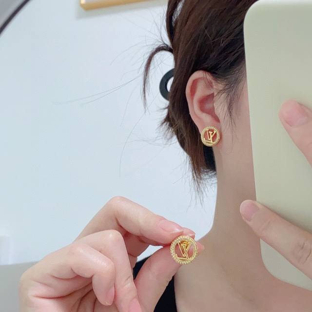 Lv Louis Vuitton letter full diamond earrings, original brass 925 pure silver needle real shot design, not ostentatious or high-profile, but with a charming temperament on the upper body, showing off the temperament cannot be more beautiful than the