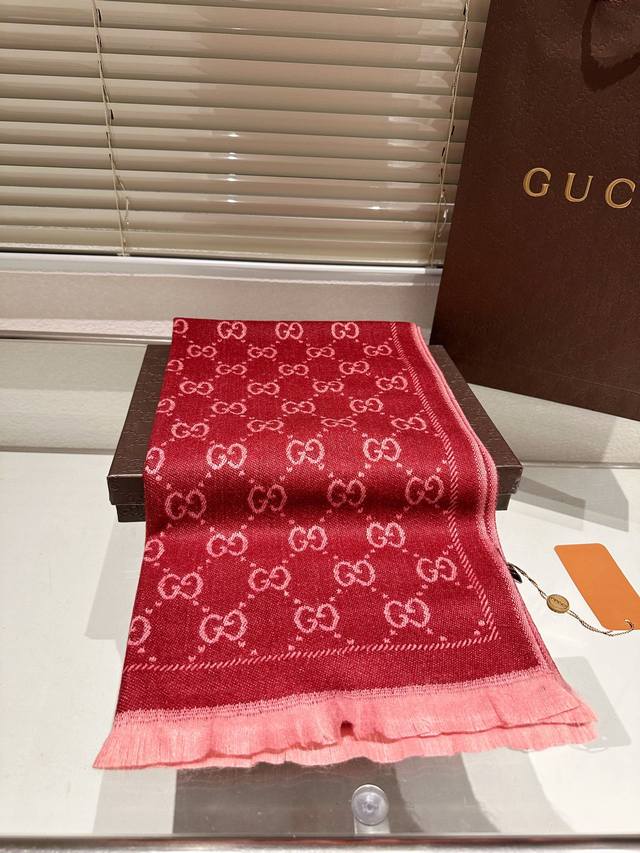 High end cashmere scarf gift box Guqi classic scarf made of real materials! This scarf is suitable for spring, autumn, and winter! It looks great as a shawl! Brighten skin tone! The upper body effect has a very strong aura, with a soft and textured f