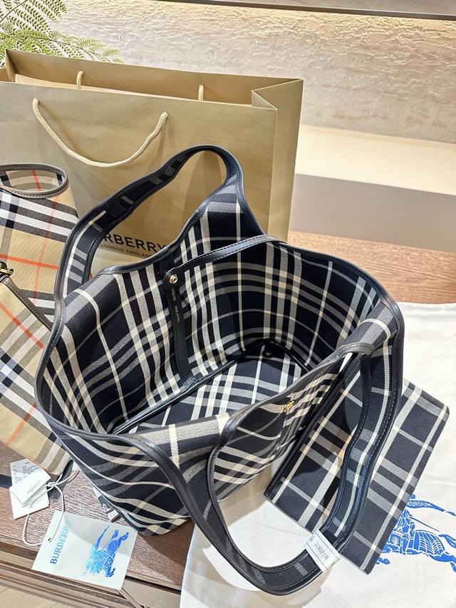 Burberry's new model has finally shipped its classic diagonal plaid backpack, which looks great. B's latest soft and upright shoulder bag is made of cotton twill fabric. Crafted in an Italian workshop, it is decorated with a unique grid pattern exclu