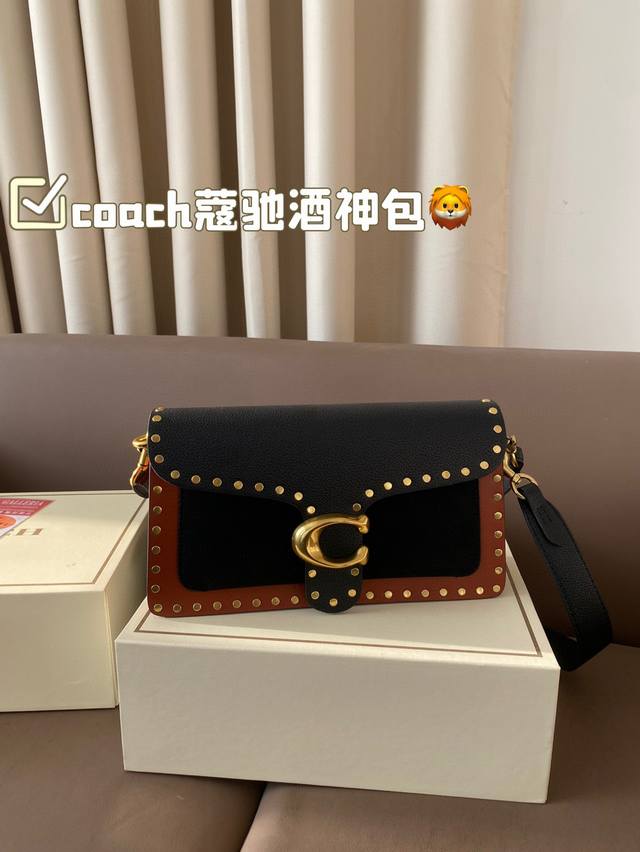 The color matching of Coach Coach's Wine God Bag this time is simply a fairy color scheme! High in appearance and versatile, suitable for both handheld and crossbody use, this is the Coach Wine God! Cute and able to pretend! Handheld crossbody looks