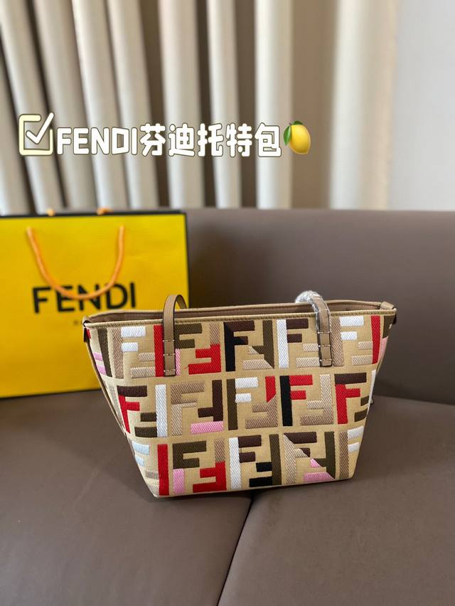 Paired with a folding box, the Fendi Tote effortlessly embodies retro fashion. The bag is spacious, simple yet not simple, and does not require excessive decoration. When paired with suits and t-shirts in daily life, it can fully reflect the sense of