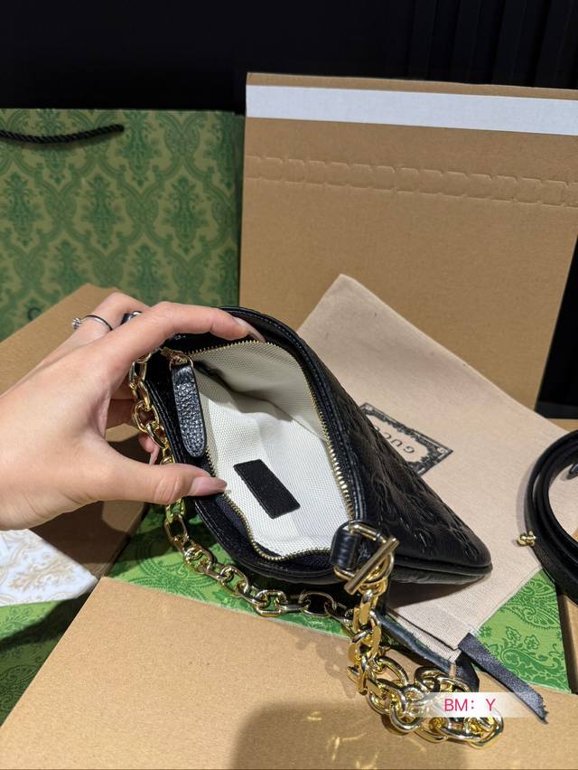 Paired with a foldable gift box, this cool underarm bag not only has a charming appearance but also a pleasing space. It is versatile and easy to carry all year round, making you instantly fashionable and refined. Gucci underarm bag, chain strap, hor