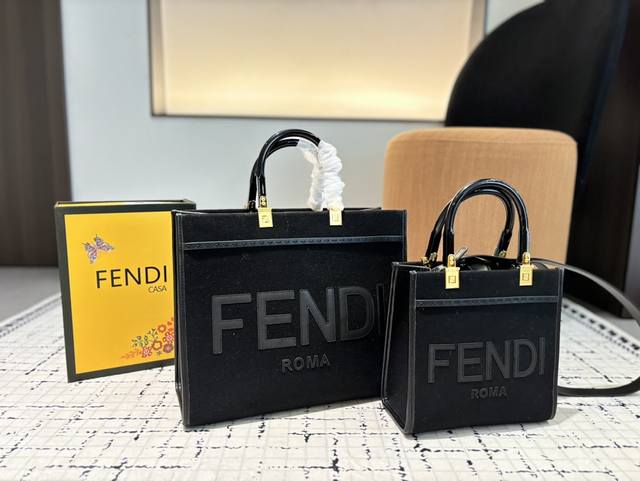 Large size 34.29, small size with folding box size 22.22, Fendi plush tote bag. Fendi is fashionable and easy to hold, not looking old. It's great to match, and the addition of a beautiful and elegant temperament is so high. I love this calm and eleg
