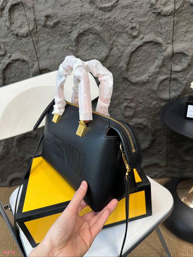 Comes with a folding box and Fendi pillow bag. By The Way, it has a large capacity and is cute and can be carried by hand or slung over the body. It can be sweet or salty! Size 27.18Cm: