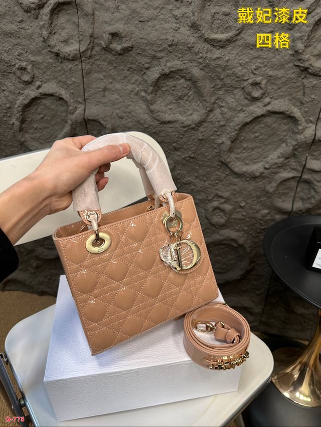 Paired with a folding box, lacquered leather, four compartments, size 20.17cm. Dior Dior's consort bag, Dior Lady Life, is a true cure for all diseases in Venice, Macau. It is truly beautiful