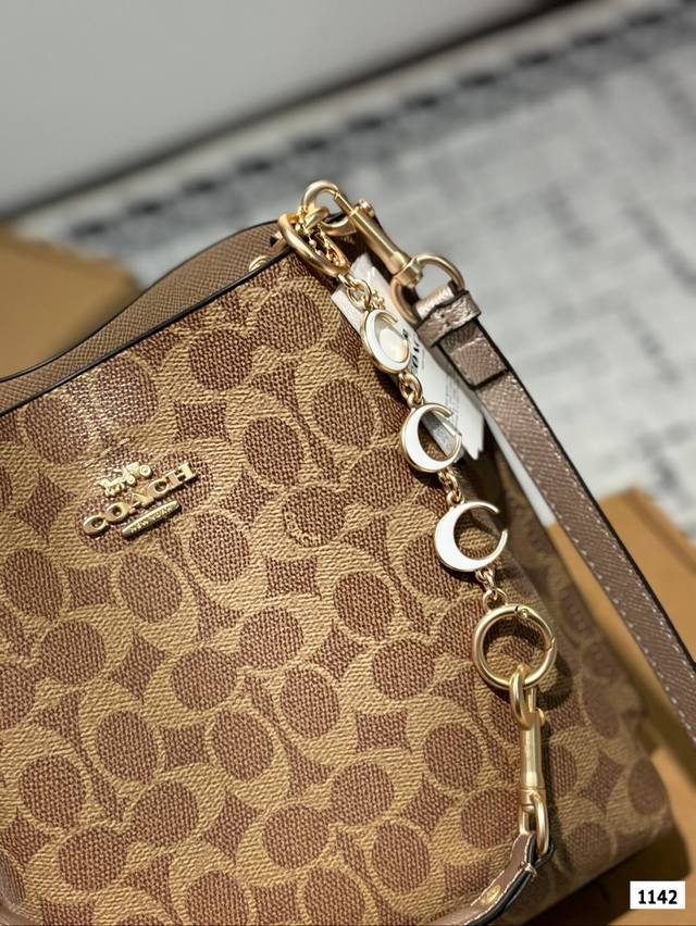 Coach Coach bucket bag is here! Fashionable, lightweight, versatile shoulder bag. Crossbody bag collection beauties! Squat it! Squat it! Squat it! Bucket bag | Bag sharing | Showcasing new bags | Coach Coach Coach hangs up size: 19 22.5: