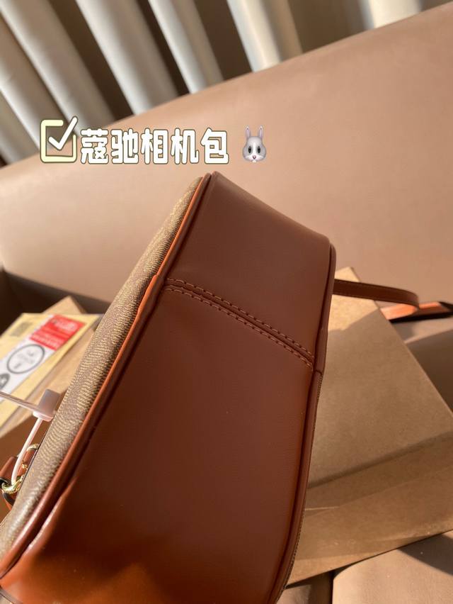 Is Coach's June new product a small square bag that you like? Coach's new product looks great this time, with versatile styles and colors, and a long shoulder strap that can be worn diagonally. The bag's capacity is also very large, making it perfect