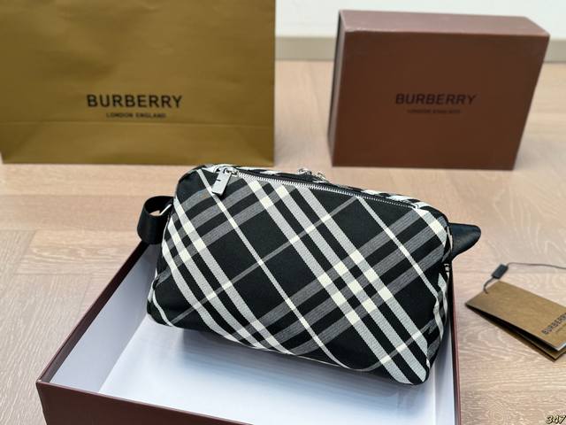 Box matching Burberry camera bag is a style that can be carried by both men and women. If you are tired of carrying it, you can give it to your boyfriend. Size 25 17