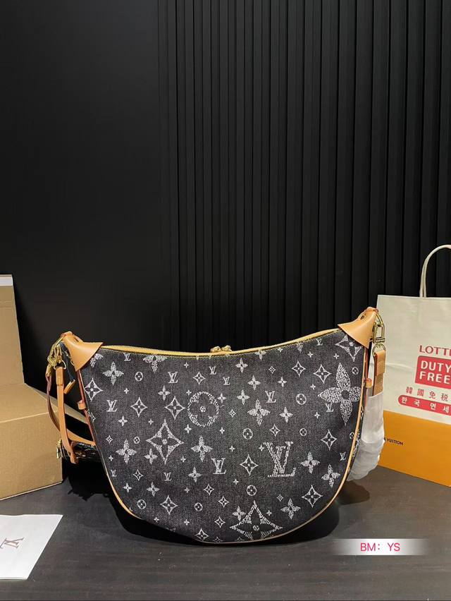 Paired with a folding gift box Lv, vintage denim Loop, denim armpit bag, big moon is too poking at me! Upper body effect! Don't say anything! Book it up Search for LV Large Moon Bag Cowboy Size: 33 * 26