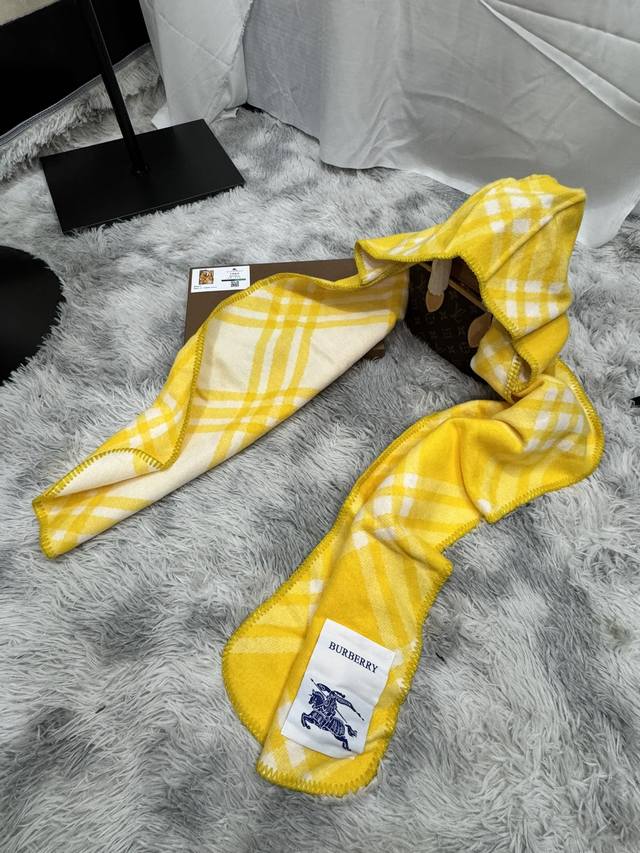 New scarf, Burberry. Original beautiful item, classic explosive item, returns to the forefront. Burberry's new imported Nepalese cashmere top embroidery scarf is definitely a screaming quality fashion brand's top design Essential high-end products fo