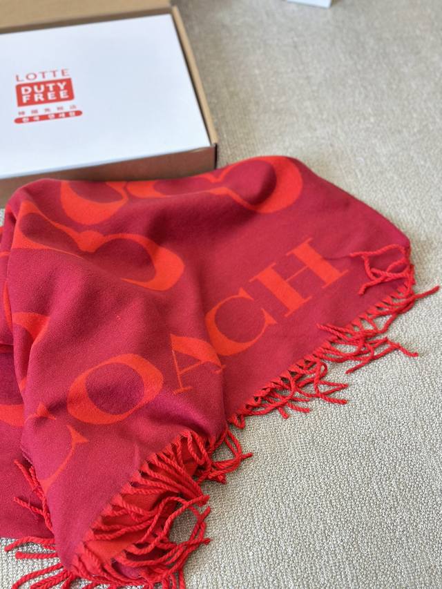 Comes with a box of wool scarf Size: 70 * 180cm Coach's new jacquard scarf. The wool feels super thick, soft, and comfortable, with a high-end aura and a stable 