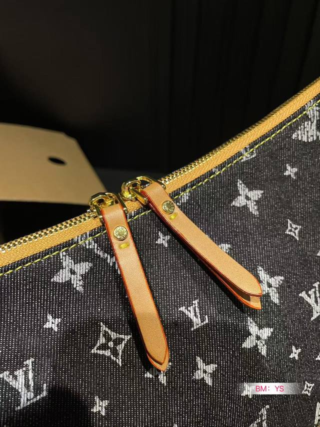 Paired with a folding gift box Lv, vintage denim Loop, denim armpit bag, big moon is too poking at me! Upper body effect! Don't say anything! Book it up Search for LV Large Moon Bag Cowboy Size: 33 * 26