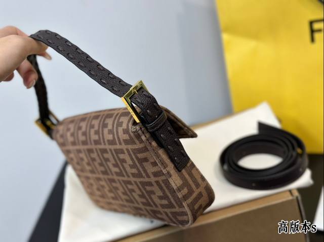 Fendi's new baguette bag with folding box, underarm bag, internet celebrity Vintagef, vintage baguette bag, is probably the most popular bag carried by trendy people. From black to: