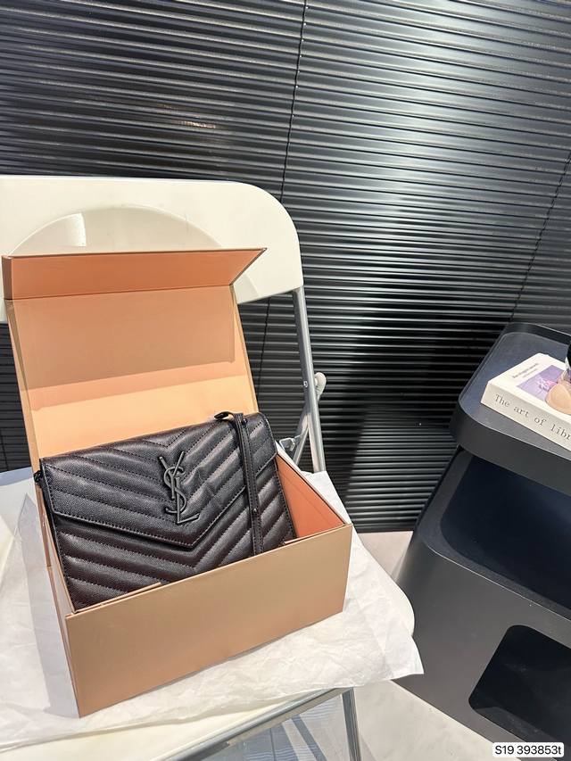 The original hardware logo of the Saint Laurent envelope package with airplane box folding box is essential for everyone, and this style must have its own classic version! It's really a stunning beauty that catches people's eyes. The actual product i