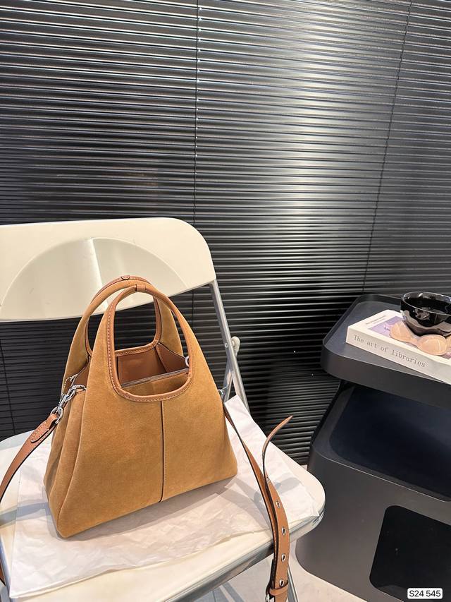 Paired with a box, the Coach Bucket Bag is simple yet not simple. This bag is versatile in meeting daily office capacity needs and offers versatile clothing options such as Clean Fit, neutral style, and mixed sports style