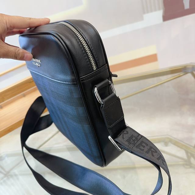 Burberry's latest men's briefcase has strong practicality, exquisite craftsmanship, high-end atmosphere, and a casual and generous size: 23 26