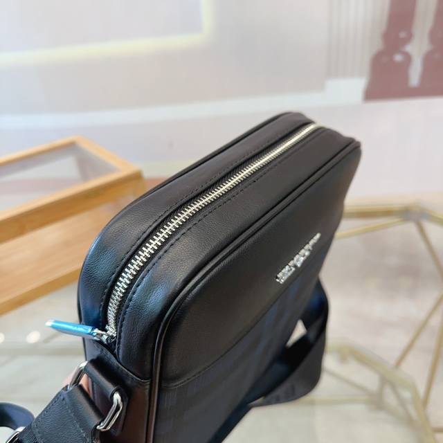 Burberry's latest men's briefcase has strong practicality, exquisite craftsmanship, high-end atmosphere, and a casual and generous size: 23 26