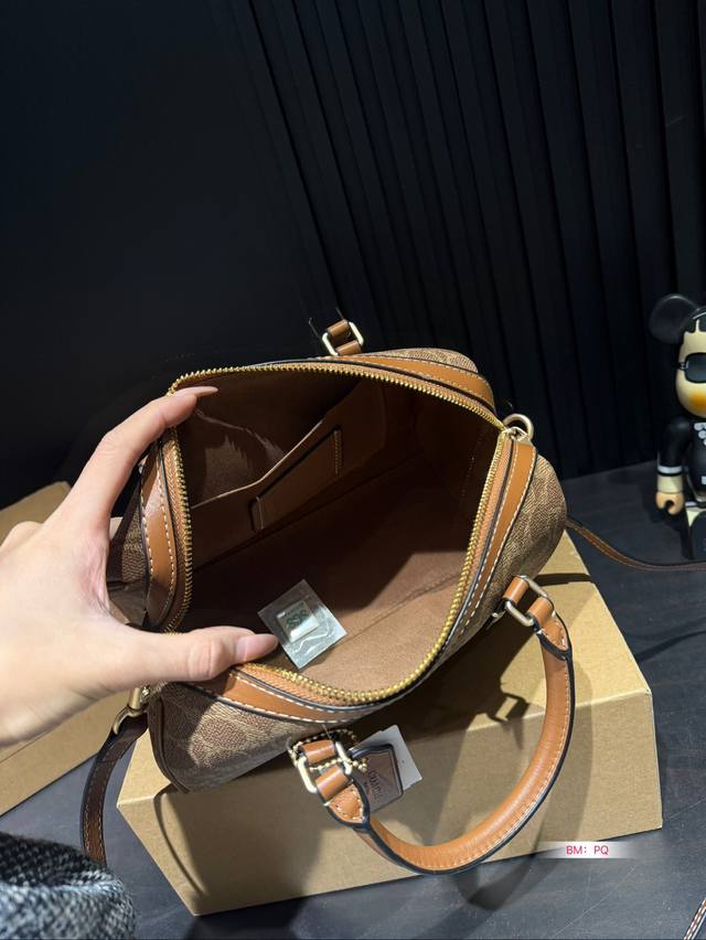 Coach Coach Mini Pillow Bag with Box, New Product Super Cute Mini Boston Small Body, Large Capacity! Size: 25 * 16: