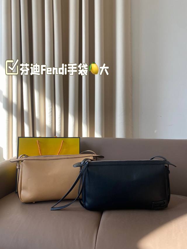 The large folding box Fendi is here, a very practical and versatile bag. Fendi handbag, a soft shoulder bag unveiled at the 2024-25 autumn and winter fashion show, inspired by the collection style of the early 1990s, is made of jacquard fabric materi