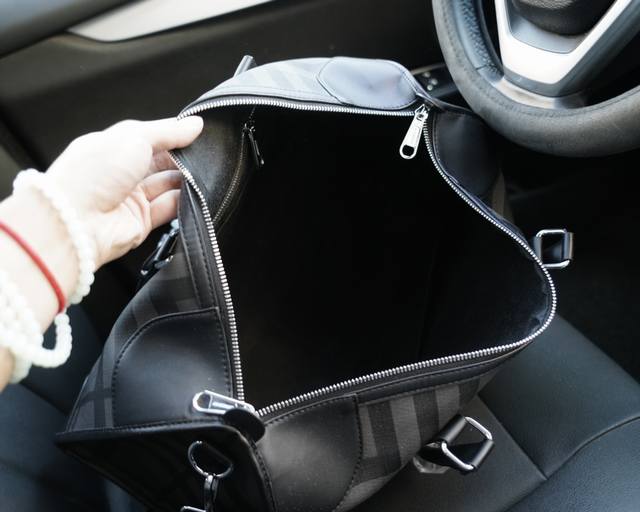 Burberry official website synchronizes high version travel backpack with excellent quality for global rush orders. Non market ordinary goods use imported cowhide, which is classic, wear-resistant, practical, scratch resistant, and truly traffic king.