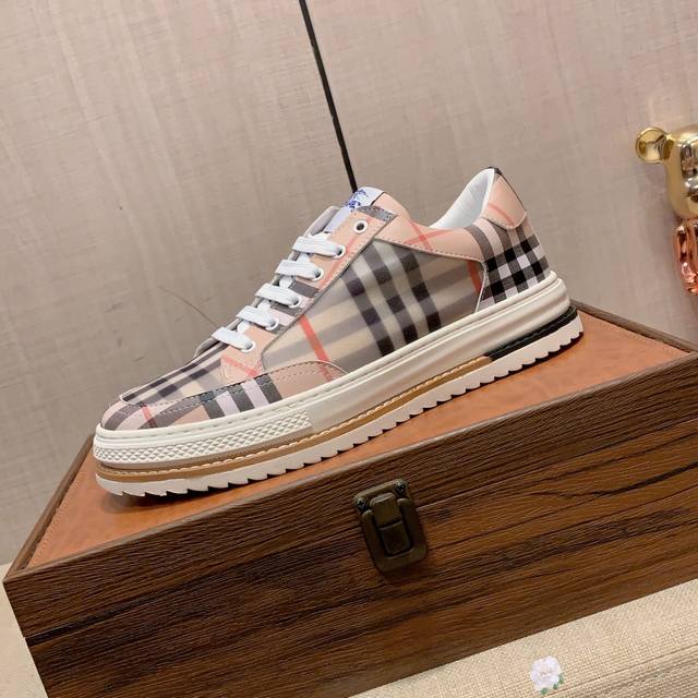 New: Factory price: Burberry's latest popular casual shoes, top brand luxury~purchasing agent, top quality~quality. The shoe upper is made of imported breathable cowhide with breathable sheepskin material, and the foot pads are finely crafted. Origin