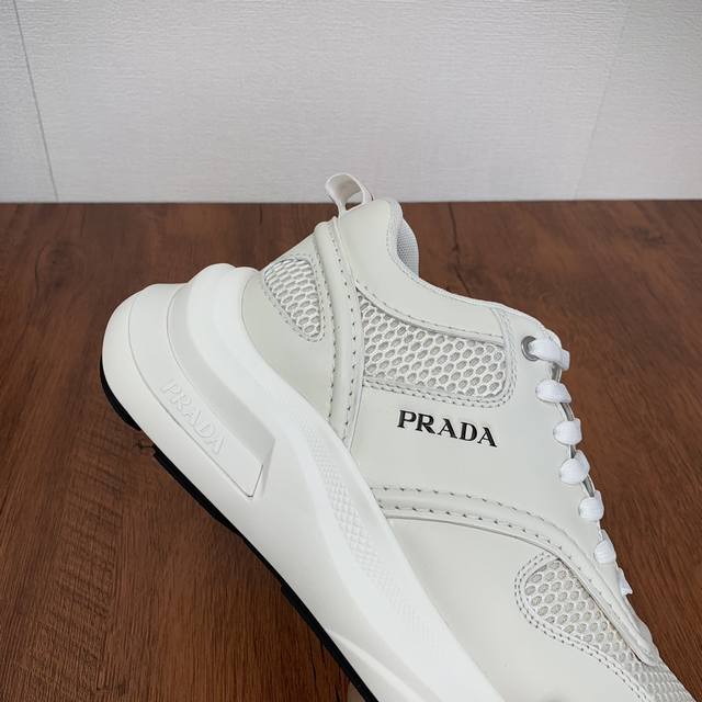 Prada men's leather mesh casual sports shoes are a hot commodity in Dongguan! Adopting imported calf leather splicing fabric mesh upper, geometric segmentation, precision manufacturing, uniform stitching, clear leather texture, fashionable and genero