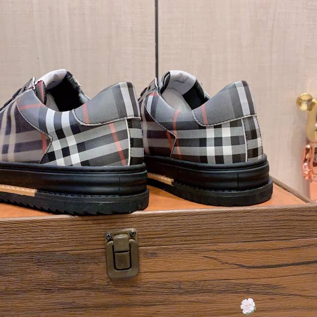 New: Factory price: Burberry's latest popular casual shoes, top brand luxury~purchasing agent, top quality~quality. The shoe upper is made of imported breathable cowhide with breathable sheepskin material, and the foot pads are finely crafted. Origin